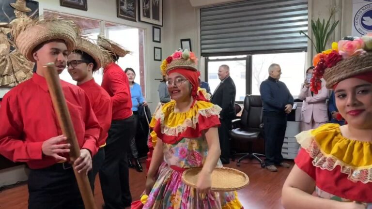 Dominicanos en NYC celebran Independencia en febrero