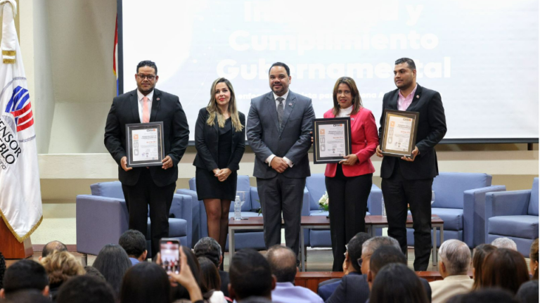 Certifican al Defensor del Pueblo en cumplimiento y antisoborno
