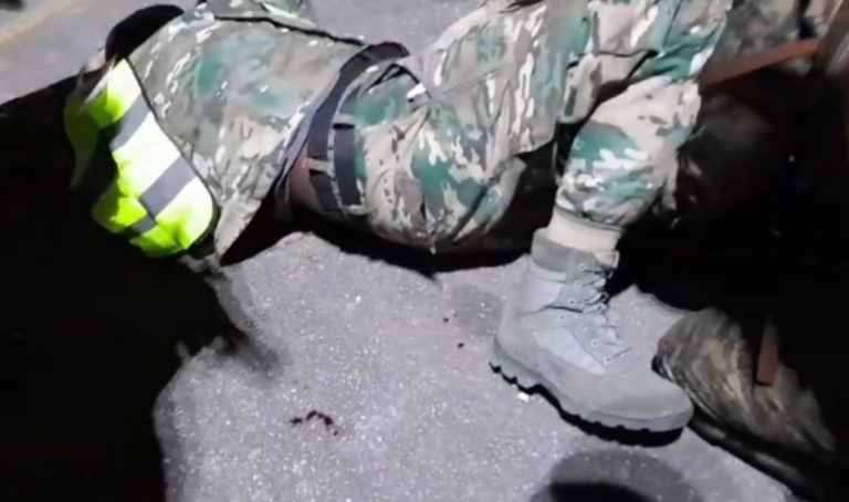 Video | Miembro de la Policía Militar Electoral se da un tiro mientras manipula su fusil en Nagua