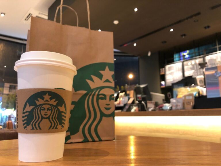 Starbucks y Bank of America se asocian para compensar a sus clientes, ¿en qué consiste?