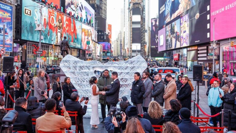 San Valentín en Times Sq.: bodas, pedidas de mano