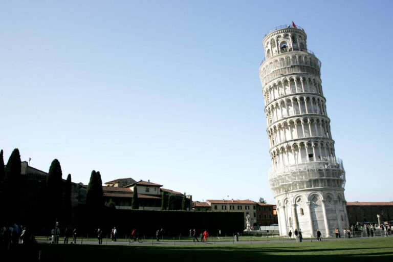 ¿Por qué la torre de pisa se inclina y no se cae?