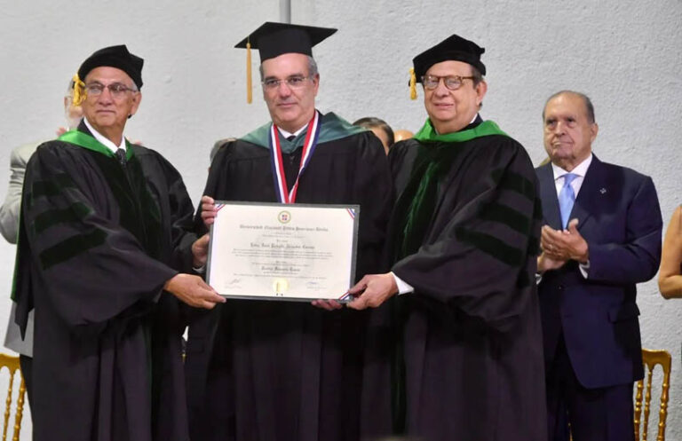 UNPHU otorga a Abinader doctorado Honoris Causa