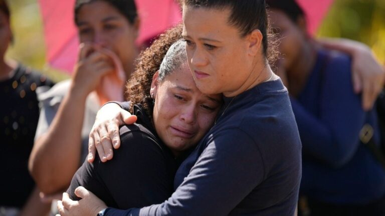 Familias se despiden mineros muertos en accidente, Venezuela