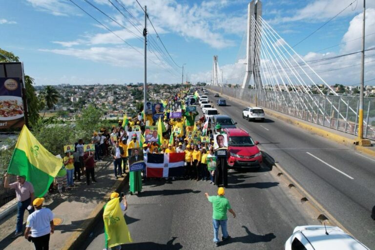 Frente Amplio realiza caminata por la patria