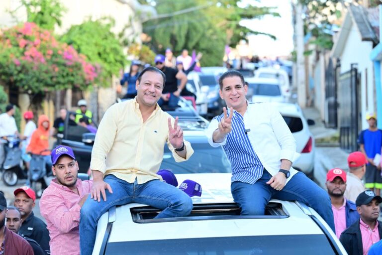 Abel y Víctor Fadul realizan masiva caravana en Santiago;