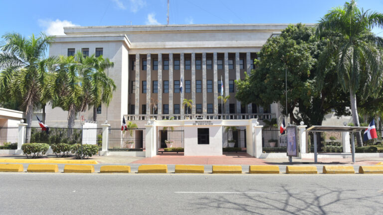 Minerd llama a estudiantes a reintegrarse a la docencia mañana martes