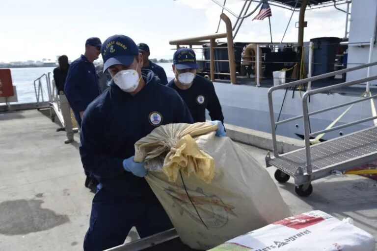 Arrestan a dos dominicanos y un venezolano con 174 kilos de droga en aguas de Puerto Rico