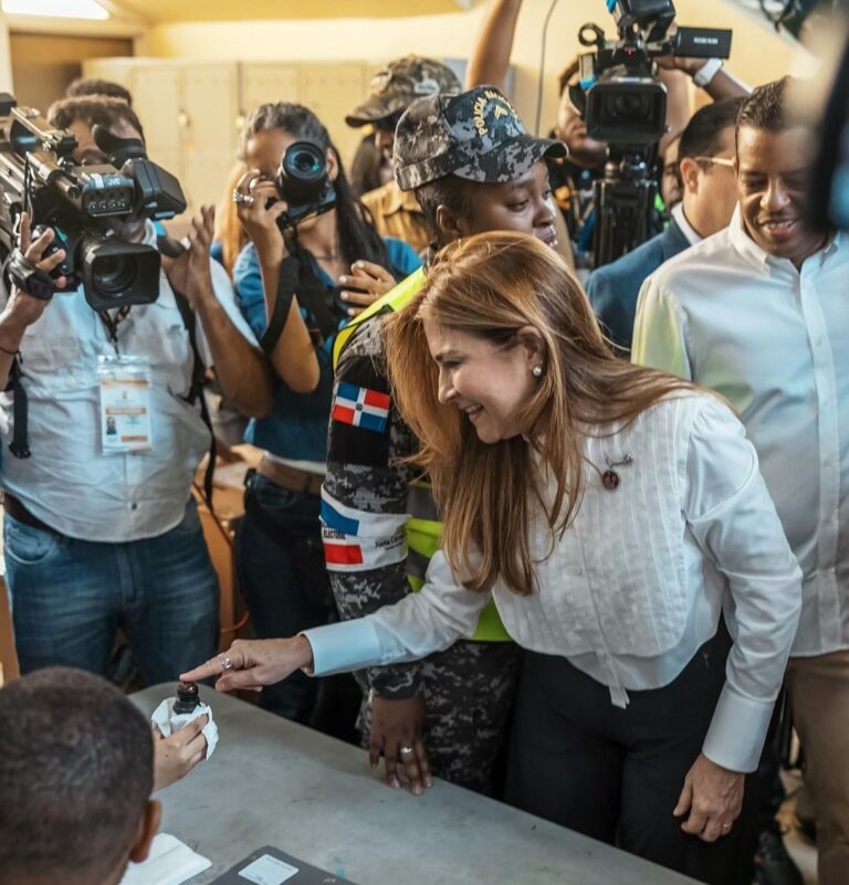 Carolina Mejía exhorta a votar para “fortalecer la democracia”