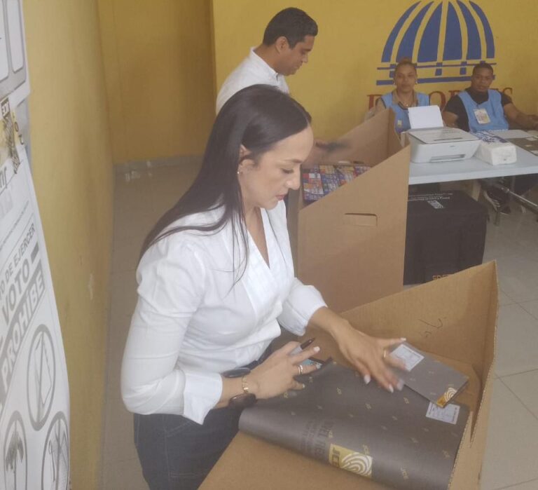 Alcalde Kelvin Cruz ejerce voto en el Estadio OlÃ­mpico de La Vega