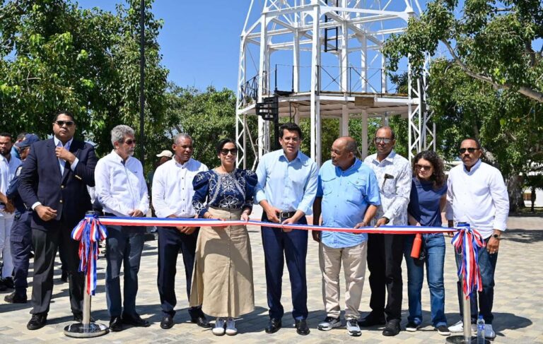 David Collado entrega el remozamiento del parque Duarte de San Fernando, Montecristi.