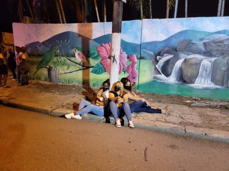 Simpatizantes del PLD en Dajabón protestan atados a postes de luz cerca de la junta electoral