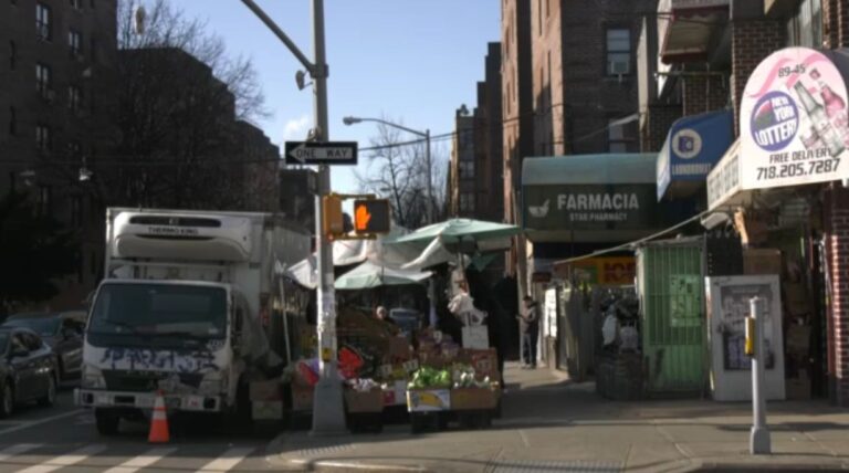 Boletín Matinal: Una mujer resulta apuñalada en la calle en Jackson Heights