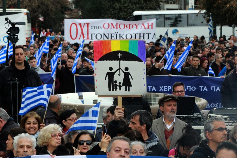 Miles de personas en Atenas condenan ley que legaliza el matrimonio homosexual