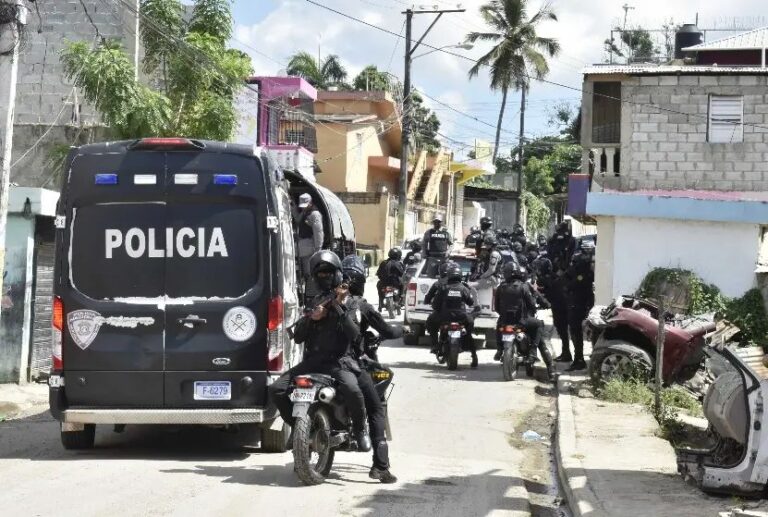 Policiales: Autoridades policiales, Aduanas y del MP ocupan 12 pistolas, municiones y otros pertrechos en Navarrete y SFM. – Policía Nacional Dominicana