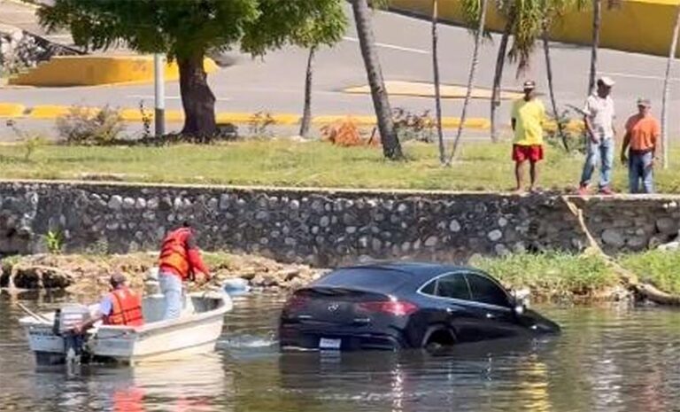 Vehículo en el Río Ozama