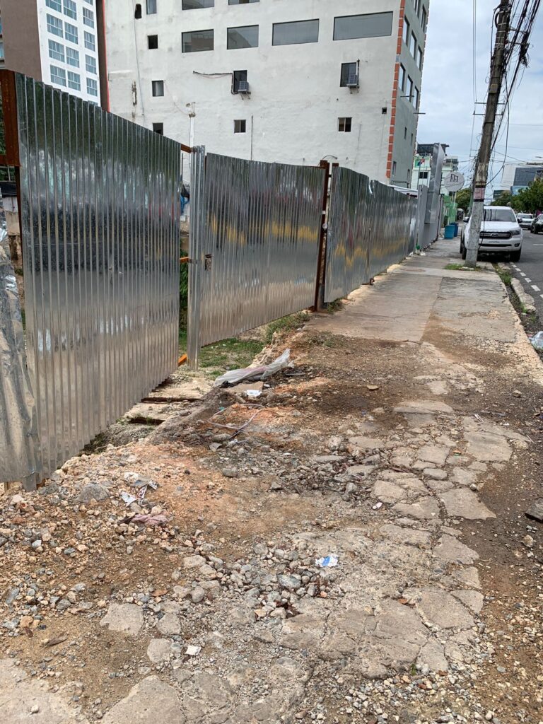 Denuncian cercado de construcción representa peligro para peatonales