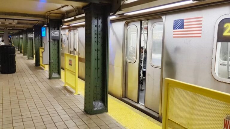 MTA instala barreras de seguridad en otra estación del metro