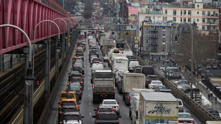 Uso de vías fluviales para evitar camiones en la ciudad