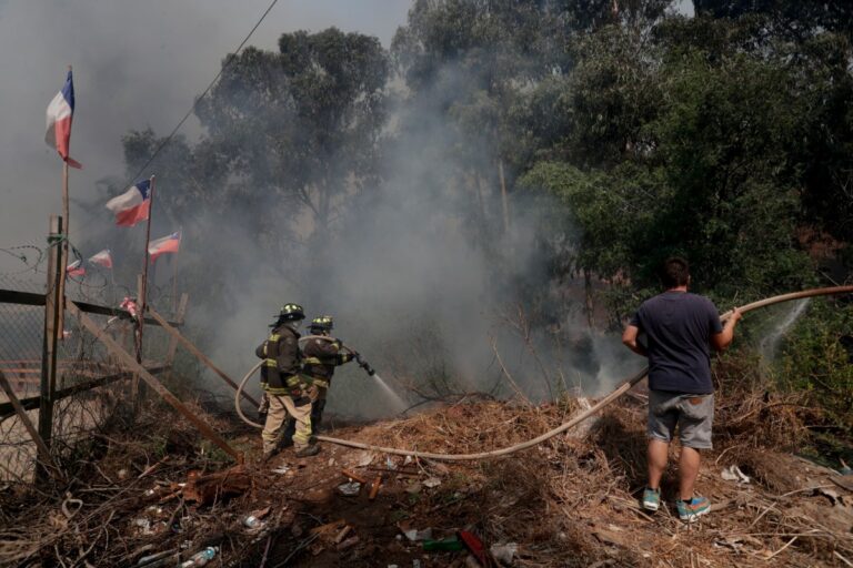 Sube a 99 el número de muertos tras incendio masivo en Chile