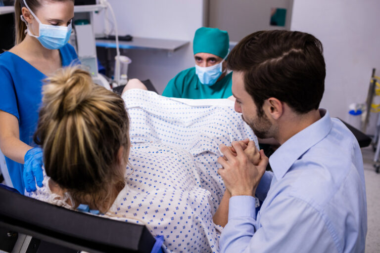 Médico rompe a llorar al descubrir durante el parto que su paciente tiene cáncer terminal