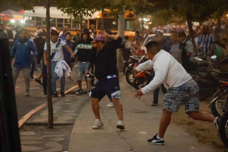 Reyerta entre hinchas del Monterrey y Comunicaciones dejó saldo de varios heridos graves [Video]