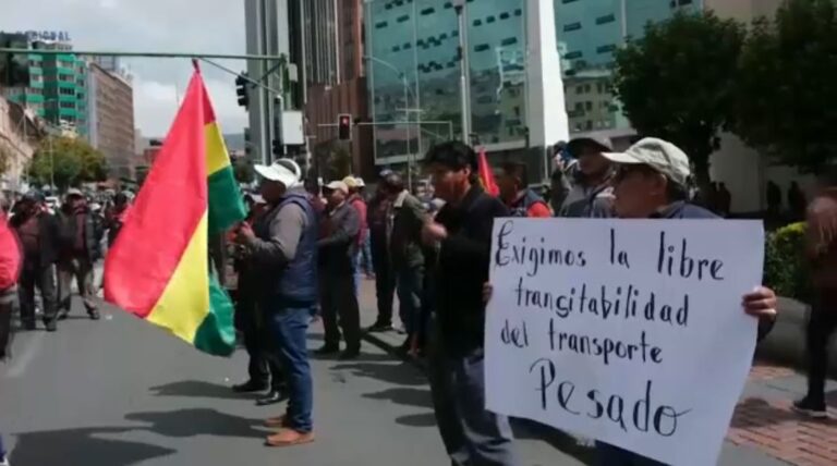 Bloquean suministro de gasolina en Bolivia