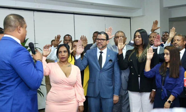 Colegio de Abogados juramenta como a Yohan López