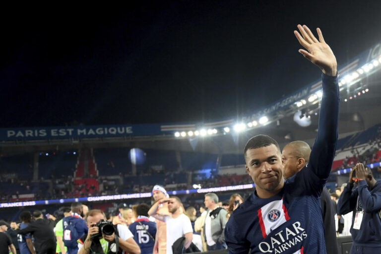 Kylian Mbappé firma con el Real Madrid