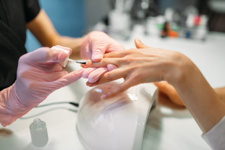 casi pierde la mano por culpa de una manicura