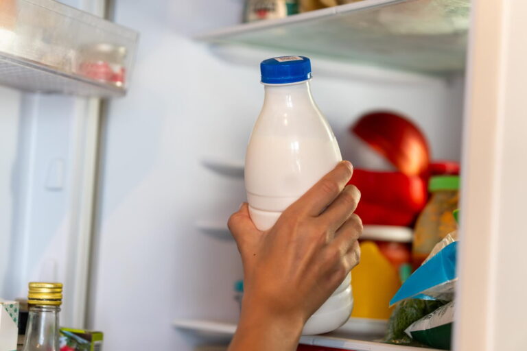 El grave error que cometes al guardar la leche nevera