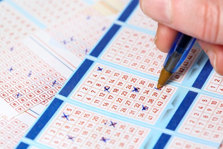 Mamá ganó premio mayor en la lotería después de que su hijo copió los números de otra persona