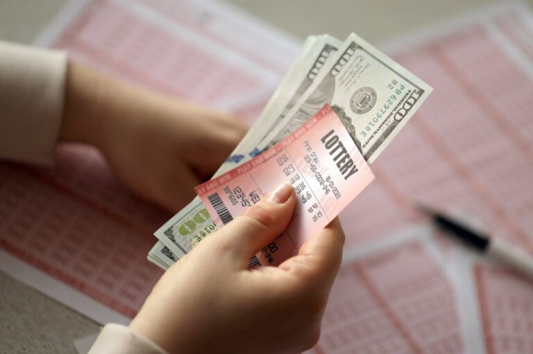 Mujer gana $1.1 millones en la lotería y revela que siempre jugó el mismo conjunto de números