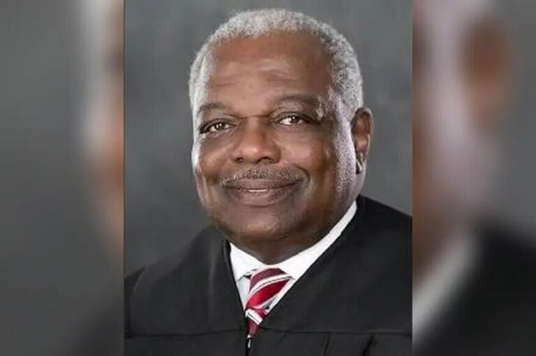 Juez de Alabama entre la vida y la muerte tras ser baleado por su hijo tras una discusión