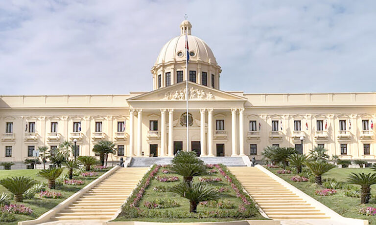 Aplazan coerción hombre embistió puertas del Palacio Nacional
