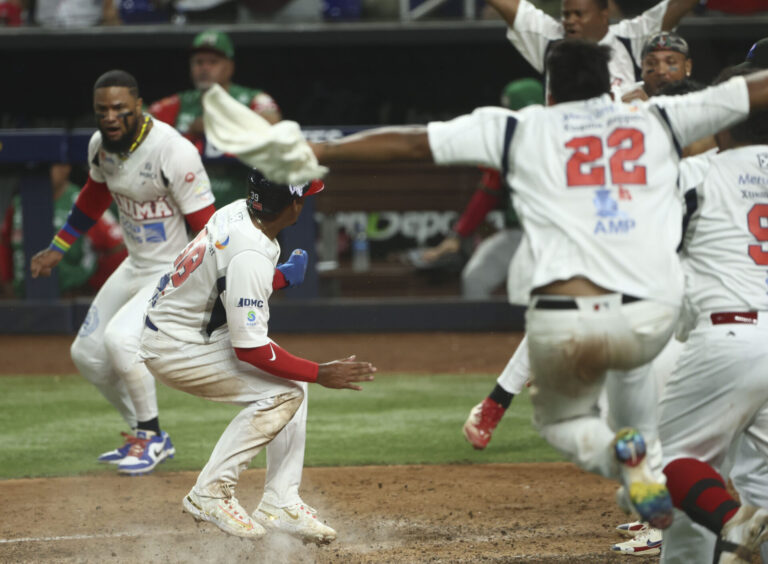 Panamá remonta en el noveno y deja a México en el Terreno