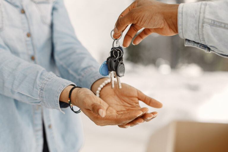 Esta es la razón por la que nunca deberías colgar las llaves de la casa y del coche juntas