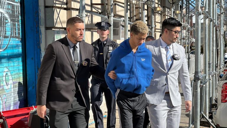 Sospechoso de robo arrestado por agresión a los dos policías