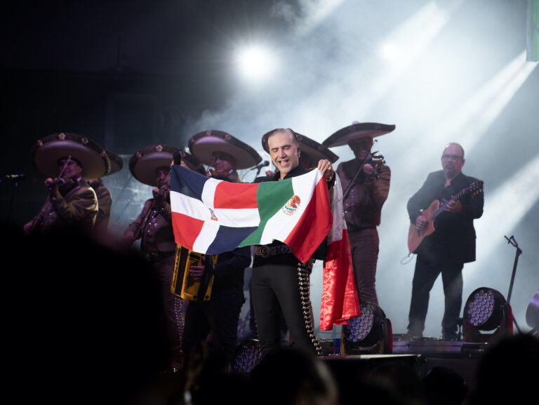 Concierto de Alejandro Fernandez, sobrio y contento, entrega el mejor