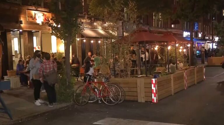 Ciudad podría prohibir fumar en restaurantes al aire libre