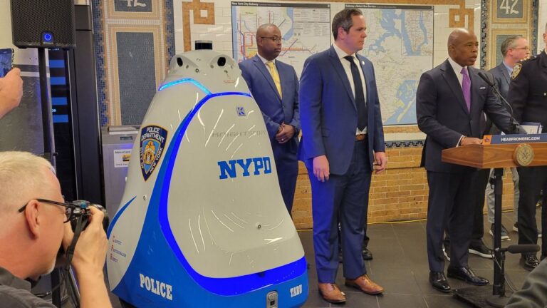 NY “jubila” robot policía de Times Square tras solo 3 meses