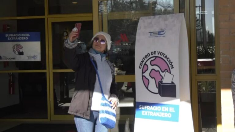 Salvadoreños acuden a votar en Nueva York