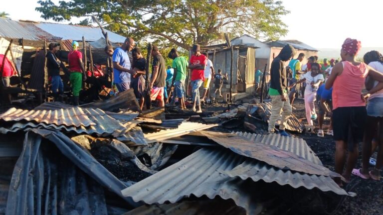 Fuego destruye siete casas y dos pensiones en Navarrete