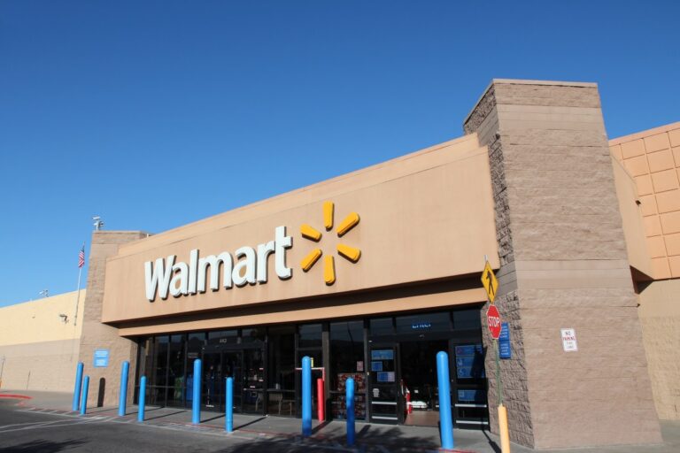 Walmart cerró 3 tiendas en varios estados de EE.UU., pero anunció la apertura de otras más