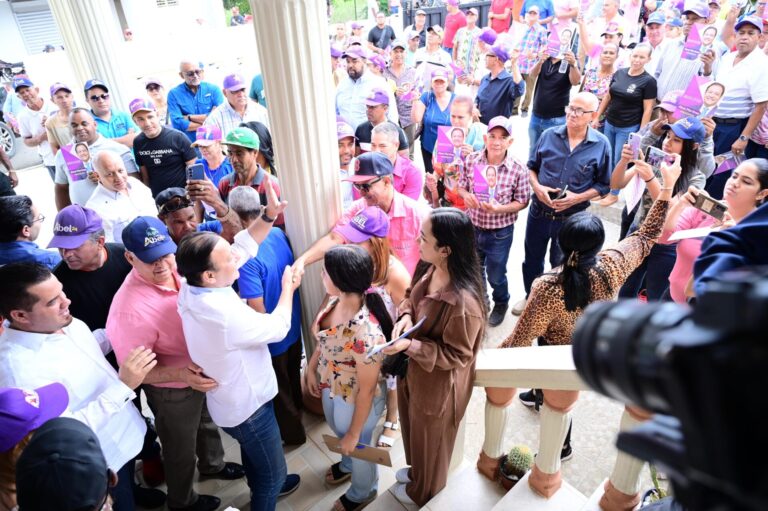 Abel Martínez continúa hoy recorrido en La Vega que terminará en caravana