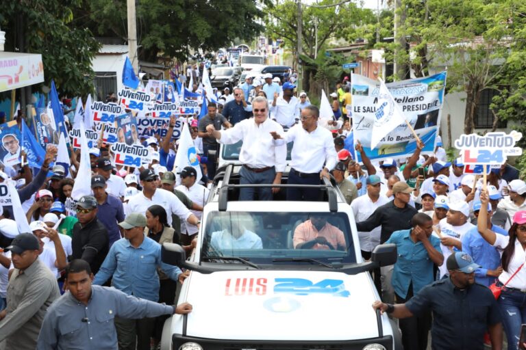 Presidente Abinader realiza multitudinaria caravana en Puerto Plata