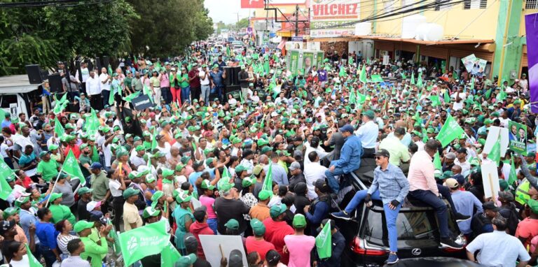 Multitud corea con Leonel en recorrido de respaldo a Noris Medina y José del Castillo en Barahona