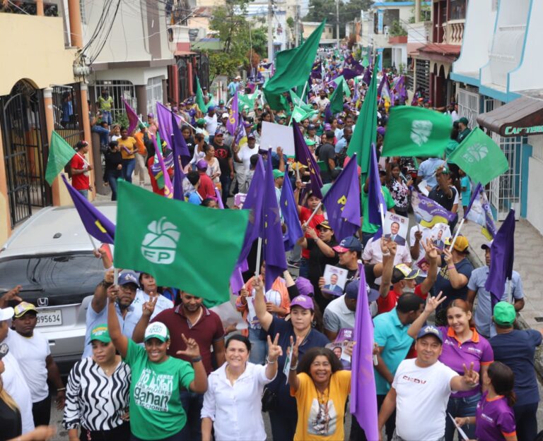 Se desbordan calles de Haina en apoyo a Leonel y Antonio Brito, candidato a la Alcaldía