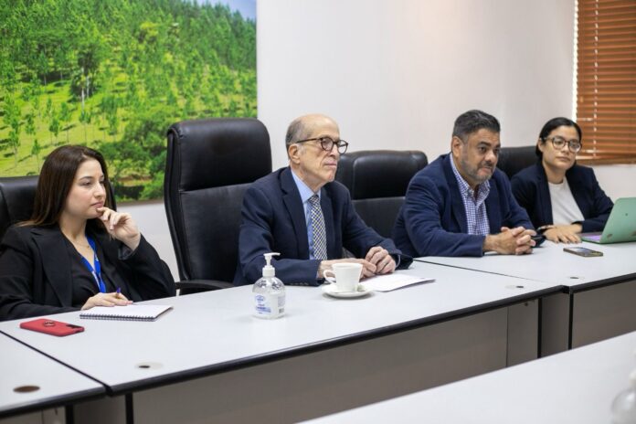 Max Puig, vicepresidente ejecutivo del Consejo Nacional para el Cambio Climático y Mecanismo de Desarrollo Limpio y Alan Ramírez.