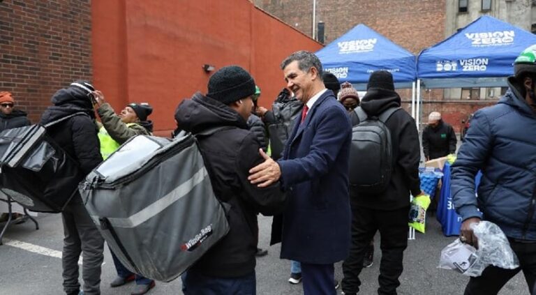 El comisionado DOT-NYC Ydanis Rodríguez escucha inquietudes de comunidad en Harlem